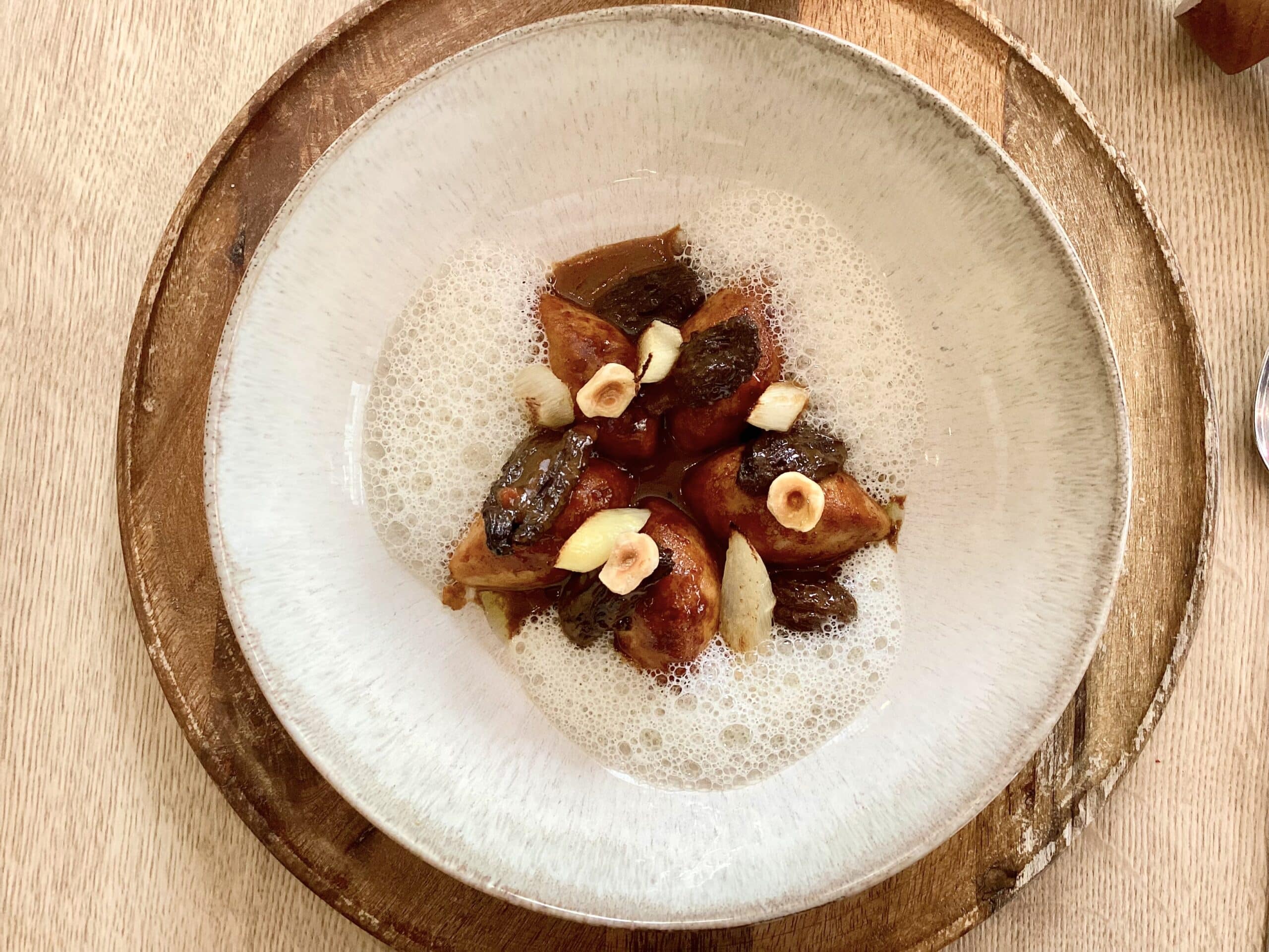 Quenelles de veau aux morilles et aux noisettes du Piémont, bouillon d’asperges blanches au raifort