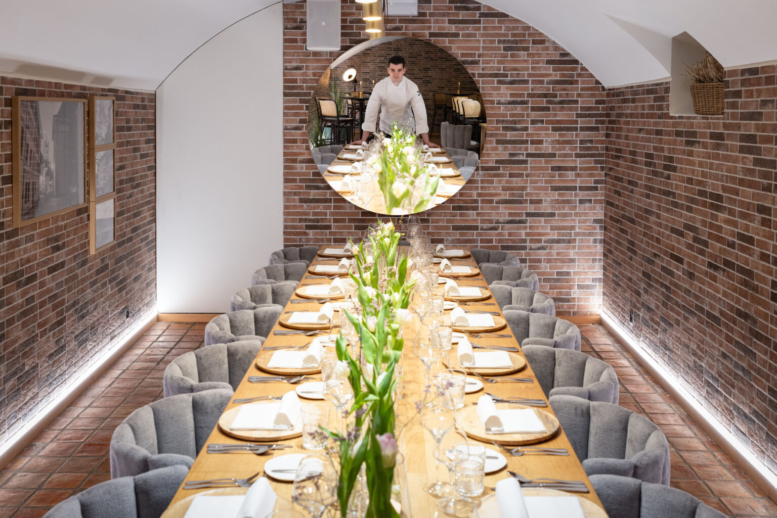Grande tablée dressée dans le carnotzet de Jacques Restaurant